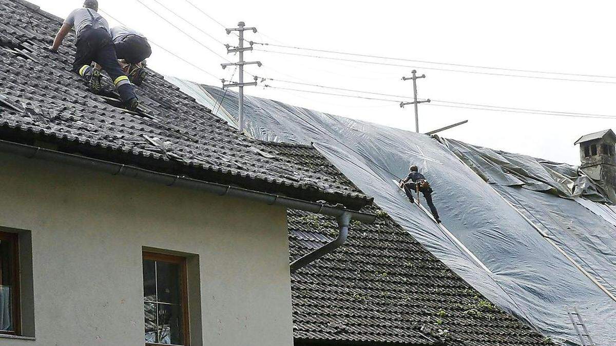 In den vom Hagelunwetter betroffenen Gemeinden wird mit Hochdruck auf den Dächern gearbeitet - hier Feistritz/Gail, wo jedes Haus beschädigt wurde