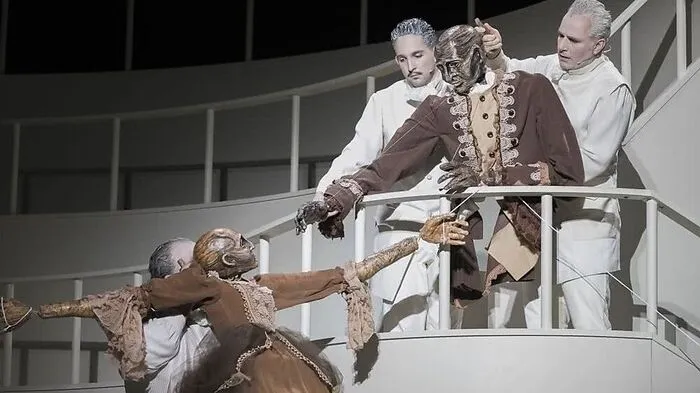 Nikolaus Habjan (Mitte) im Malvraux-Stück mit seinen Puppen und Schauspielern