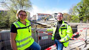 Sabine Kreuter (Holding Graz) und Klaus Masetti (Stadtbaudirektion) auf der Baustelle. Eine Hälfte der alten Brücke steht derzeit noch. 