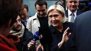 Marine Le Pen im Kreise ihrer Getreuen. Im Hintergrund Parteivize Florian Philippot