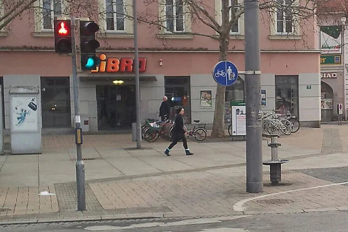 Der Radweg am Lendplatz scheint Leser Martin Bretterklieber durch dieses Schild sehr groß zu sein...