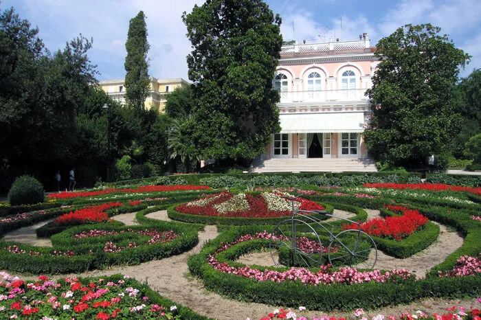 Angiolina hieß die im vierten Kindbett verstorbene junge Frau des Kaufmannes Iginio Scarpa, der die Villa nach ihr benannte.