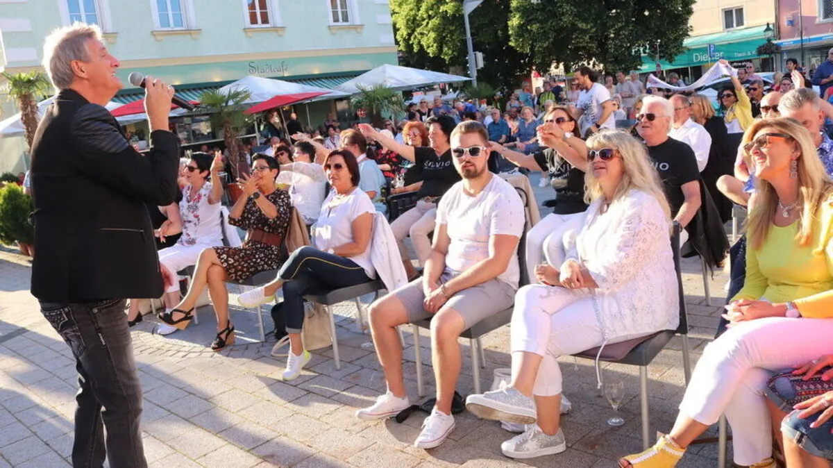 Schlagersänger Silvio Samoni heizte den Gästen am Michaeliplatz vergangenen Freitag kräftig ein