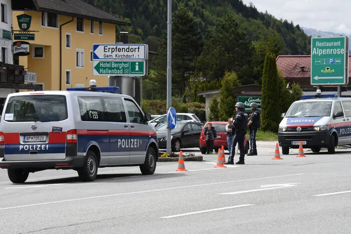Ob der Täter bewaffnet ist oder Sprengstoff mit sich führt, wie es kolportiert wurde, war vorerst nicht bekannt.