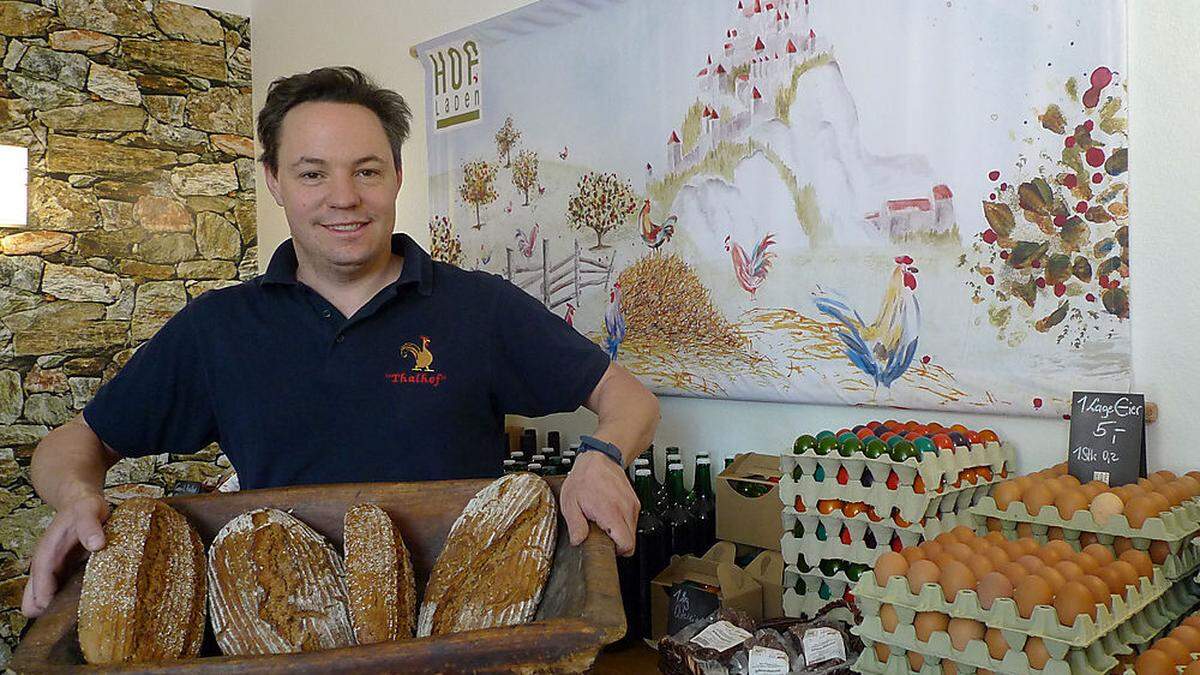 Reichhold bietet in seinem Hofladen eine breite Palette an Produkten an, so auch frisches Brot