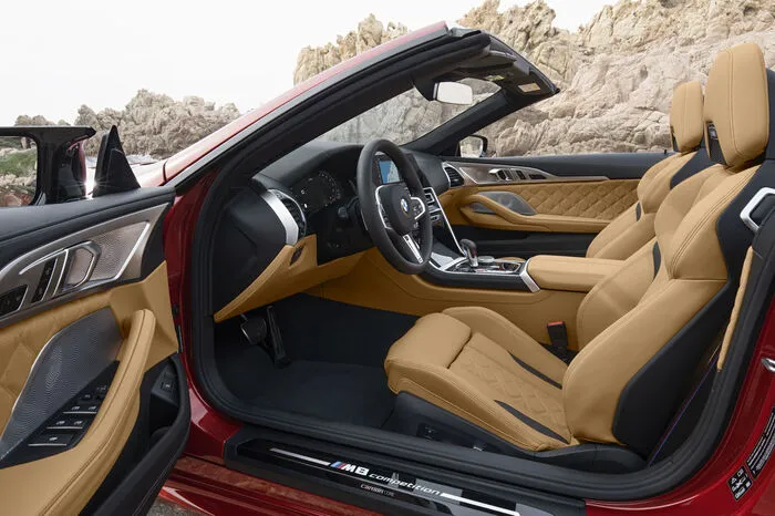 Natürlich hat sich BMWs schnelle Eingreiftruppe außerdem das adaptive Fahrwerk mit elektronisch geregelten Dämpfern noch einmal vorgenommen, die Bremsanlage (optional auch Carbon-Keramik), Differenzialsperre und auch die Lenkung beigesteuert.