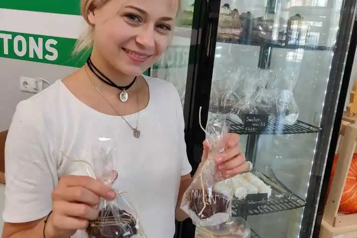 Konditorin Julia Hofer kümmert sich um die Mehlspeisen und Torten.