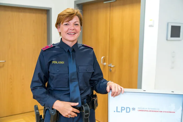 Wird künftig in der Praxis mit den Brillen arbeiten: Anita Jud von der Kriminalprävention des Stadtpolizeikommandos Graz. Sie hält an Schulen Vorträge und Workshops.
