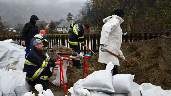 In Sachsenburg am Bahnhof trafen sich Feuerwehrleute und Freiwillige, um Sandsäcke zu befüllen.