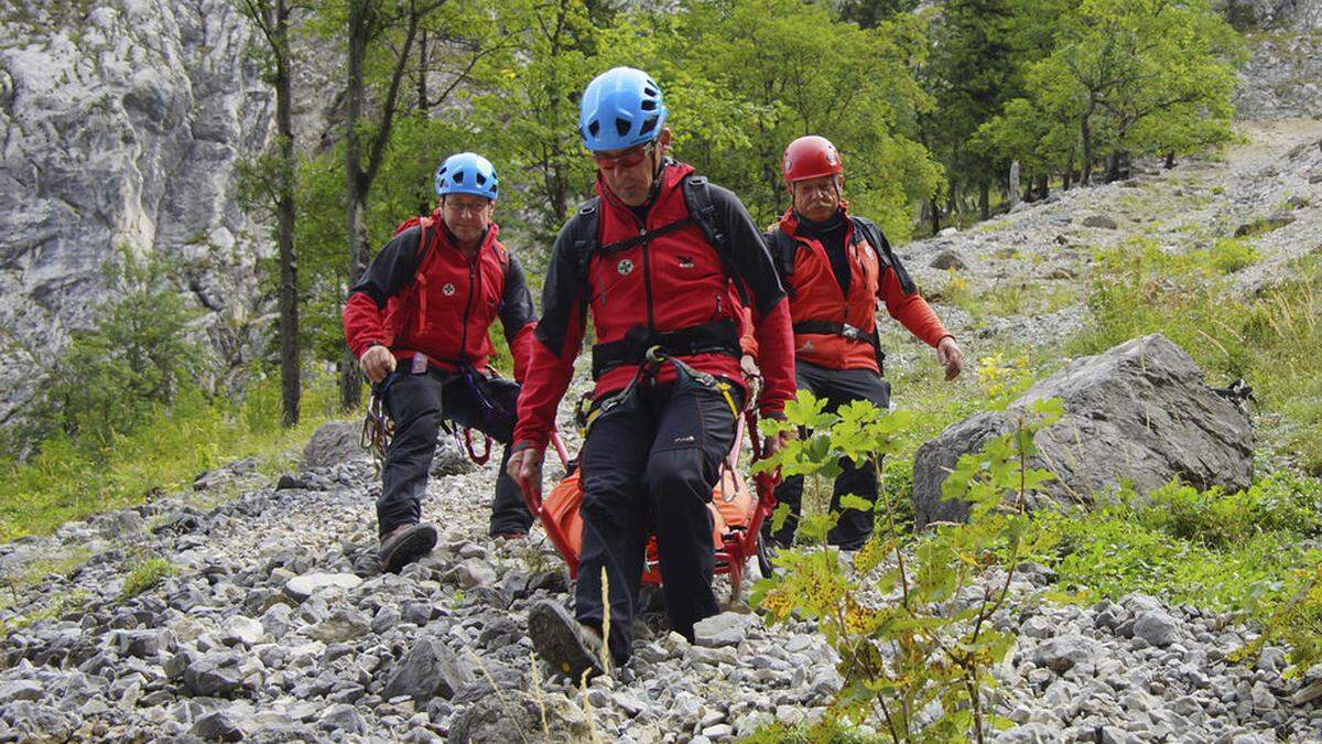 Zwei Alpinpolizisten und 15 Bergretter waren fünf Stunden lang unterwegs