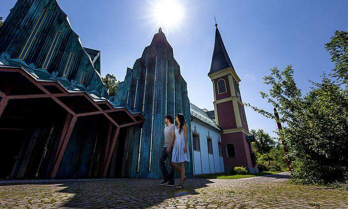 Die Jakobuskirche in Thal – gestaltet von Ernst Fuchs – ist ein glitzerndes und farbenprächtiges Gesamtkunstwerk!