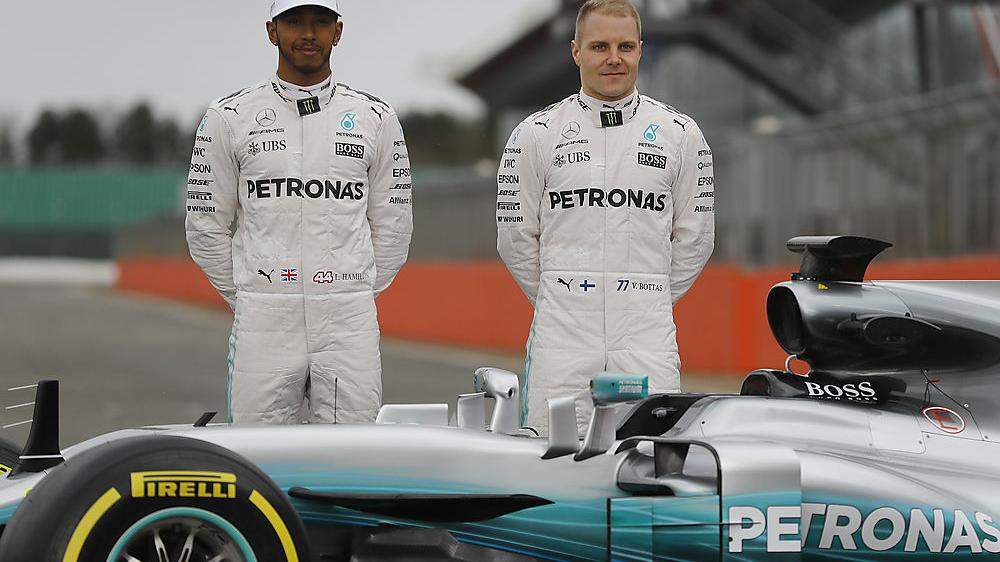 Lewis Hamilton (links), Valtteri Bottas und ihr neues Gefährt