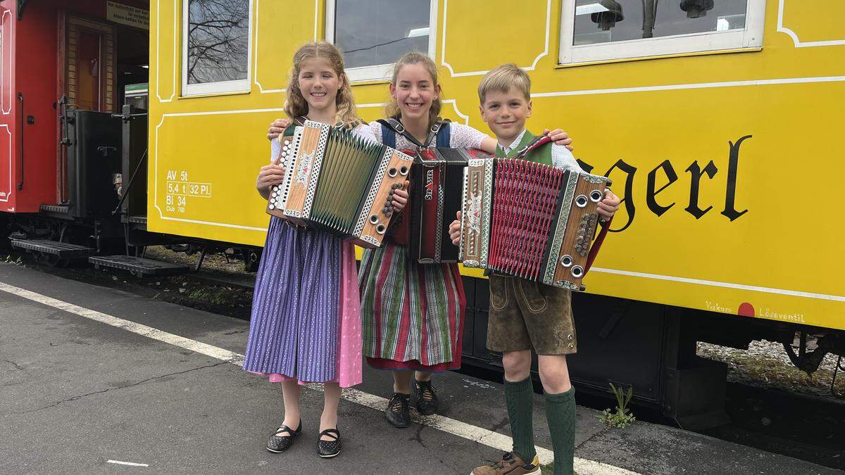 Hanna Thünauer (li.) und Paul Lemsitzer (re.) wollen in die Fußstapfen von Harmonika-Weltmeisterin Klara Mißebner (mi.) treten