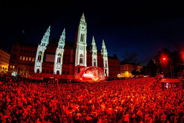 Auch das Rathaus spielt in diesem Jahr eine wichtige Rolle. Seine Fassade wird auf ungewöhnliche Weise Teil des Geschehens.