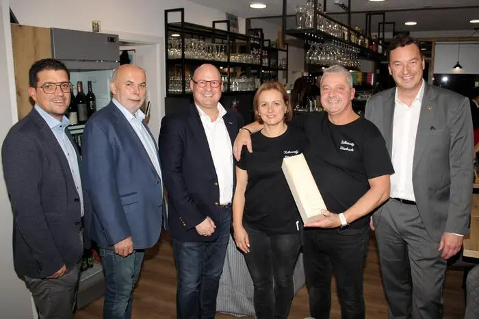 Seitens der Wirtschaftskammer gratulierten Regionalstellenleiter Lukas Kalcher, Regionalstellenobmann Peter Sükar und Spartensprecher Manfred Prettenthaler zum Schritt in die Selbständigkeit.