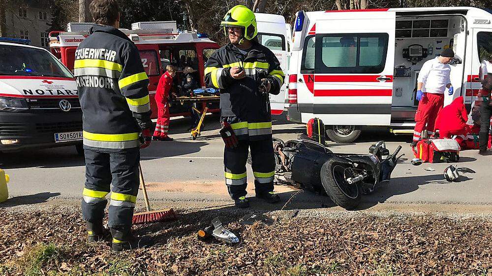 Feuerwehr, Notarzt und Polizei waren am Unfallort vor der Einfahrt zur LFS Hatzendorf