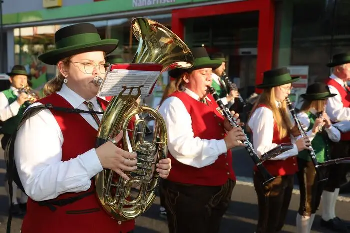Die Musikkapellen zogen durch den Ort.