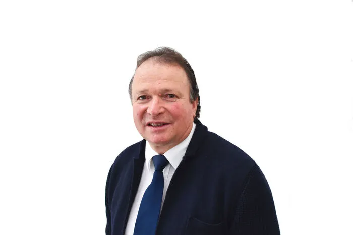 Als Alternative zum Bauernbund sieht sich die Freiheitliche Bauernschaft (FPÖ). Deren Spitzenkandidat ist Johann Lienhart aus Johnsdorf-Brunn. Er führt einen Rinderbetrieb. Als Landesobmann der Arge Mastring kenne er die Probleme der Landwirte. „Das Russlandembargo und der derzeitige Preisverfall bei Schweinen und im Holzsektor stellen viele Landwirte vor große Herausforderungen. Dem gilt es entschieden entgegenzutreten“, so Lienhart. Er will sich unter anderem für die Wiedereinführung der Mutterkuhprämie einsetzen.