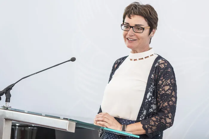 Beate Prettner überreichte stellvertretend für Bildungsreferent Landeshauptmann Peter Kaiser die Zertifikate.
