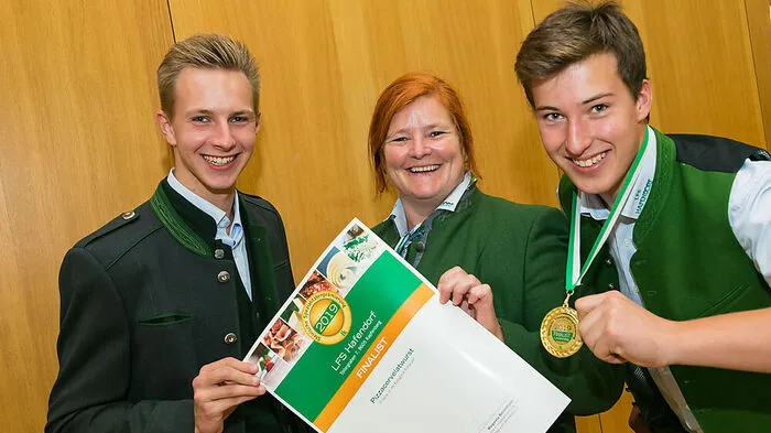 Unter den fünf Finalisten im Bezirk ist auch die Fachschule Hafendorf mit Michael Piller, Lehrerin Andrea Stessel und Tobias Aigner