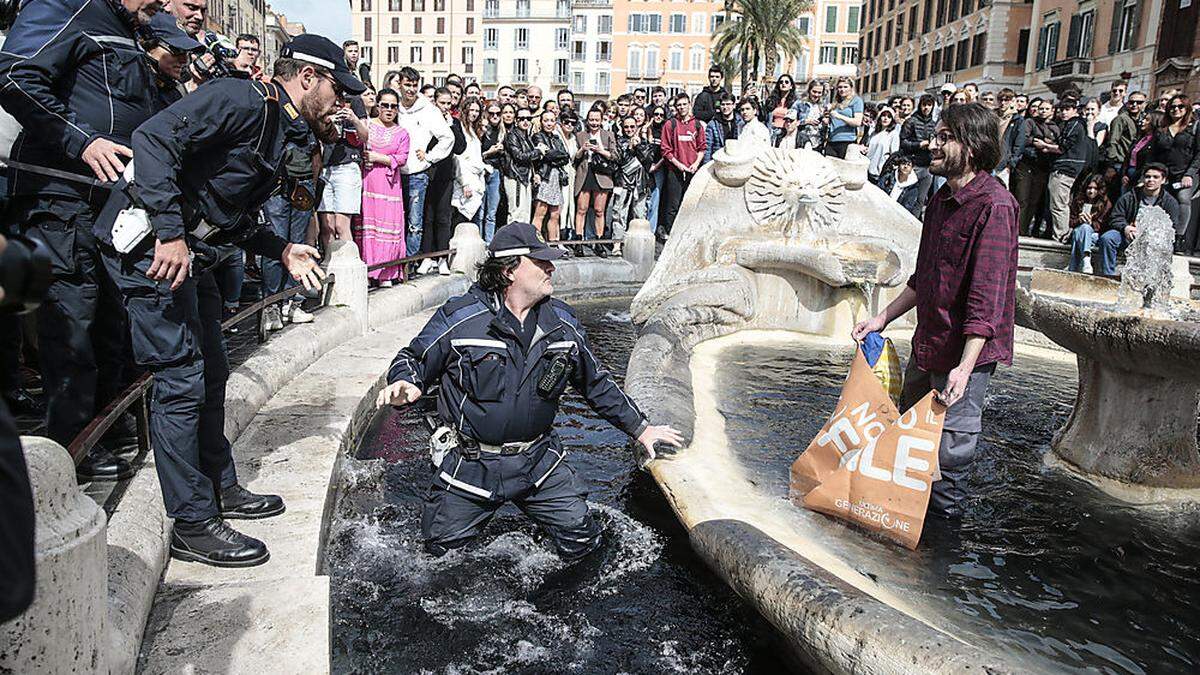 Der jüngste Vorfall einer langen Serie ereignete sich am 1. April in Rom, als eine schwarze Flüssigkeit in den Bernini-Brunnen vor der Spanischen Treppe geschüttet wurde