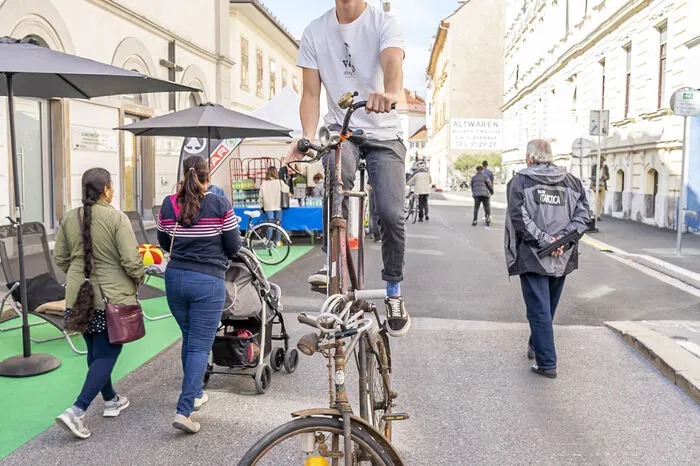 Es gab akrobatische Darbietungen auf Spezialrädern ...