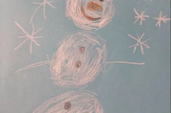 Hannah Kalin (5) aus Wernberg kann es kaum erwarten, bis genug Schnee auf den Straßen liegt. Denn wie auch viele andere Kinder möchte sie endlich im Schnee spielen und einen Schneemann bauen. Deshalb hat sie einen Schneemann mit einer Karottennase und einem Hut gezeichnet.
