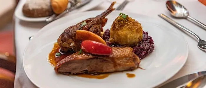 Eine Portion Essen auf einem Tisch