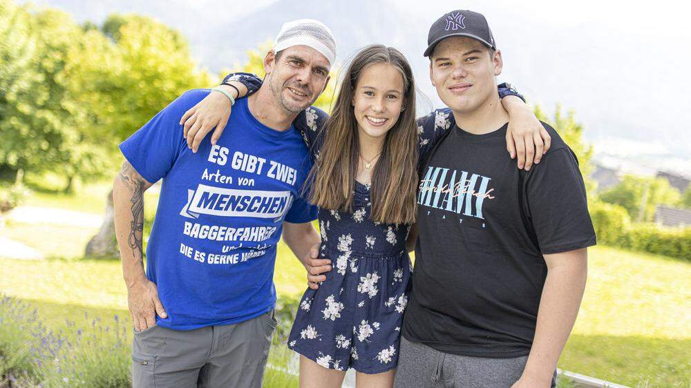 Glücklich vereint: Hannes Sprachowitz mit Nina und Nico 
