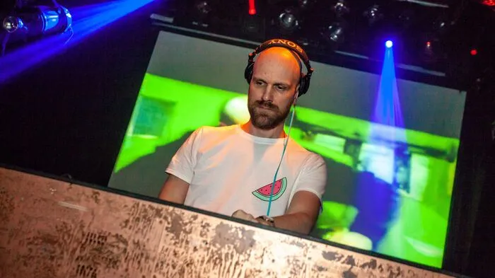Auf zwei Floors wärmten pflichtbewusste DJs die Musik der letzten Jahrhunderts gekonnt auf.