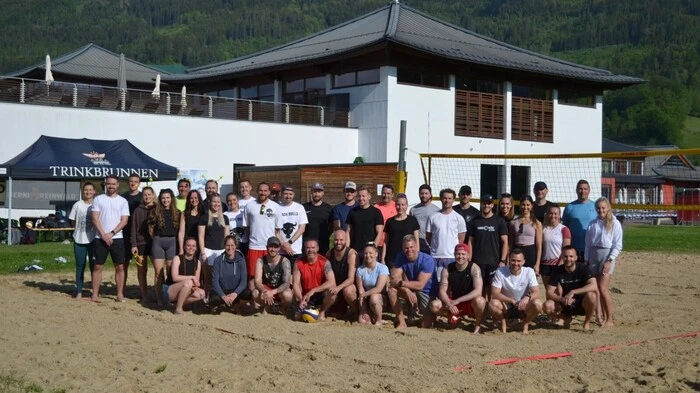45 Polizistinnen und Polizisten aus dem Bezirk Leoben haben sich Donnerstag sportlich beim Volleyball betätigt und bei einem Benefizturnier Spenden für das Down Syndrom-Zentrum Leoben gesammelt.