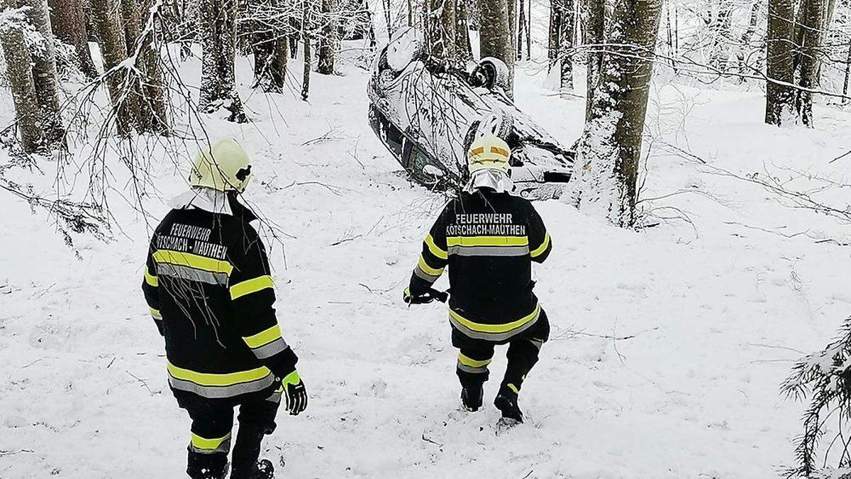 Schneebedeckte Straßen machten am Sonntag Fahrzeuglenkern das Leben schwer. Unverletzt überstand eine Frau (68) diesen Unfall in Kötschach-Mauthen