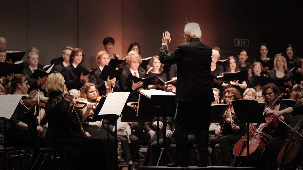 Die Pannonische Philharmonie beim Silvesterkonzert unter der Leitung von Alois J. Hochstrasser