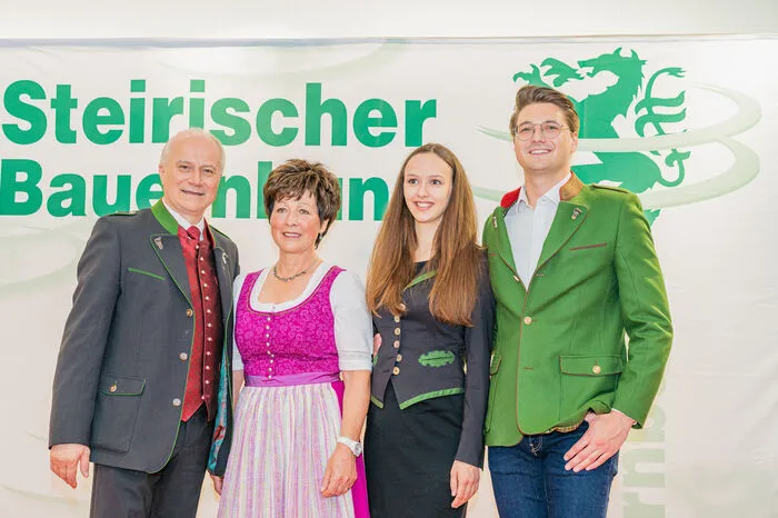 Neos-Landesprecher Niko Swatek mit Begleitung