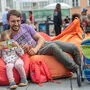 Papa Ronald und Töchterchen Johanna beim Lesen am Hauptplatz