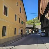 In den ehemaligen Gasthof samt gegenüberliegendem Stadl soll wieder Leben kommen