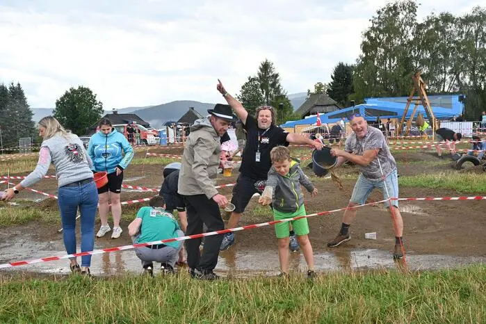 Kurzerhand griffen Teilnehmer und Gäste zu Bierbechern und Eimern und befreiten die Strecke von den Wasserlacken.
