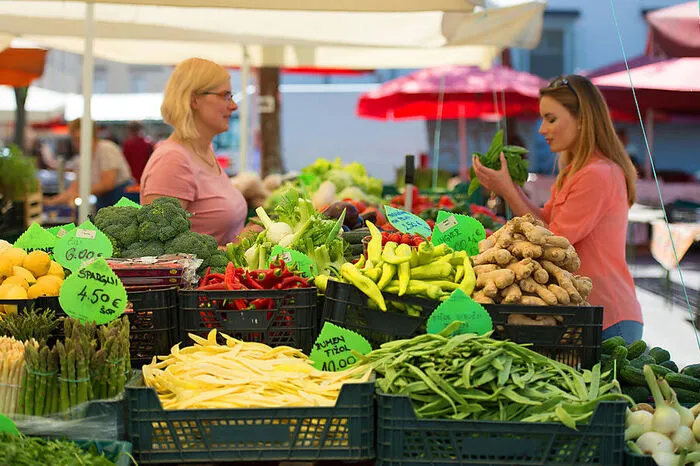 Laibacher Markt. Der Markt im Zentrum von Ljubljana ist ein Schlaraffenland. Obst, Gemüse, Blumen aus allen Teilen des Landes breiten sich frisch und farbenfroh vor den Kunden aus. Kommunikativer Treffpunkt: die Kolonnaden des Architekten Joze Plecnik.