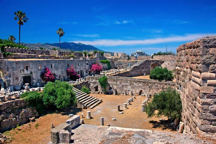 In Kos' Stadt befindet sich auch die Burg Neratzia, von der aus man bei gutem Wetter auf die nur wenige Kilometer entfernte türkische Küste sieht. Ist kostenlos zugänglich.