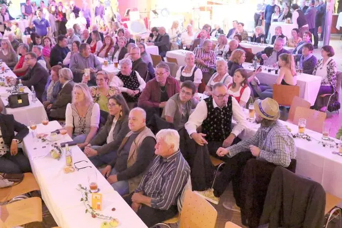 Übrigens: Den musikalischen Ohrenschmaus nicht entgehen ließen sich unter anderem das Althofener Vizebürgermeister-Duo Michael Baumgartner und Doris Hofstätter, die Stadträte Philipp Strutz und Klaus Trampitsch, die Brückler Schuldirektorin Sigrid Müller, der Kärntner Bäcker-Innungsmeister Martin Vallant, das Friesacher Blasmusik-Urgestein Gebhard Schober, Slow-Food-Obmann Gottfried Bachler sowie der Bürgermeister von Guttaring, Günther Kernle. 