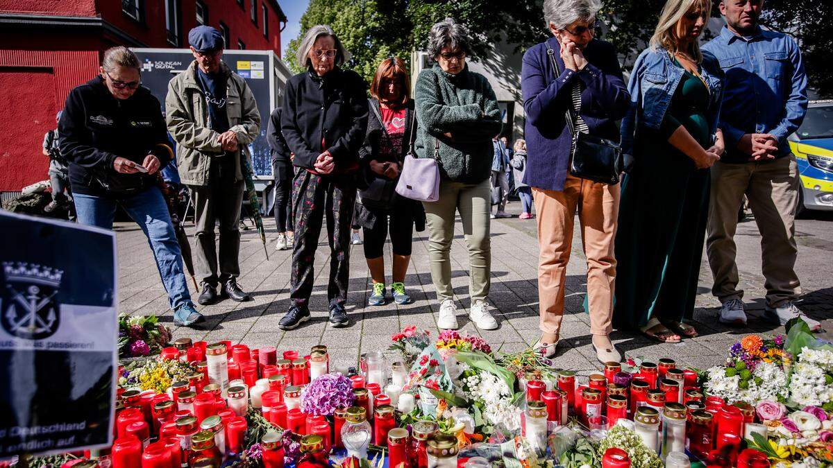 Solinger trauern auf dem Kirchplatz vor der evangelischen Stadtkirche um drei Menschen. Verdächtiger 26-jähriger Syrer wurde zur Bundesanwaltschaft gebracht