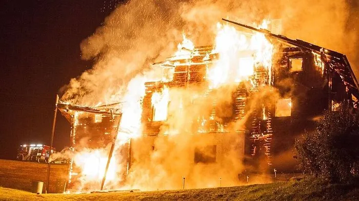 Beim Eintreffen der Feuerwehren stand das Wohnhaus bereits in Vollbrand