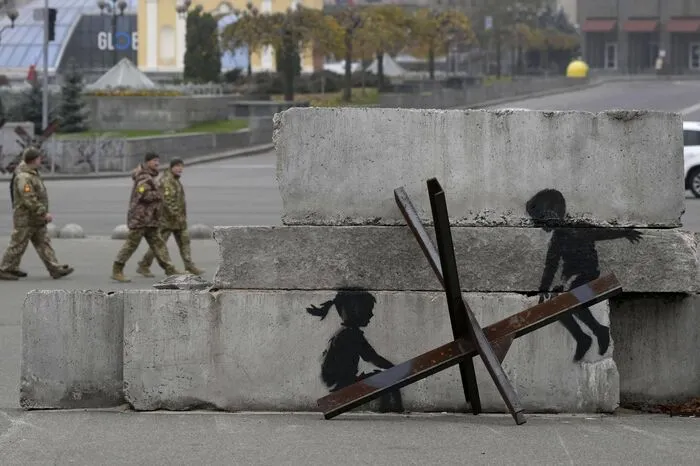 Die Veröffentlichung auf seinem Instagram-Kanal gilt traditionell als Zeichen, dass Banksy ein Werk als seines bestätigt. Ein viertes Werk, das Banksys charakteristischem Spray-Stil ähnelt, zeigt in Kiew zwei Kinder, die eine Panzerfalle aus Metall als Wippe nutzen.