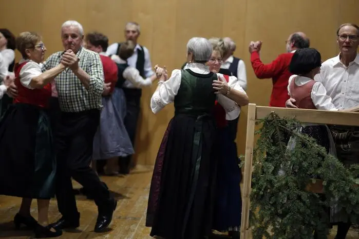 Zur Musik der aus dem Radio bekannten „Filzmooser Tanzlmusi“ blieb die Tanzfläche durchgehend belebt. Polka, Franzé oder Walzer – hier saßen die Schritte, und das mit sichtbarer Freude.