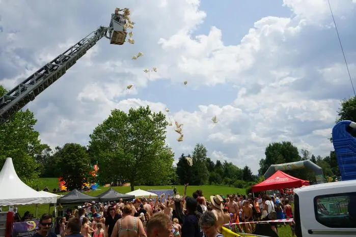 ca. 2000 Besucherinnen und Besucher kamen zum Opening am Pibersteinersee. 