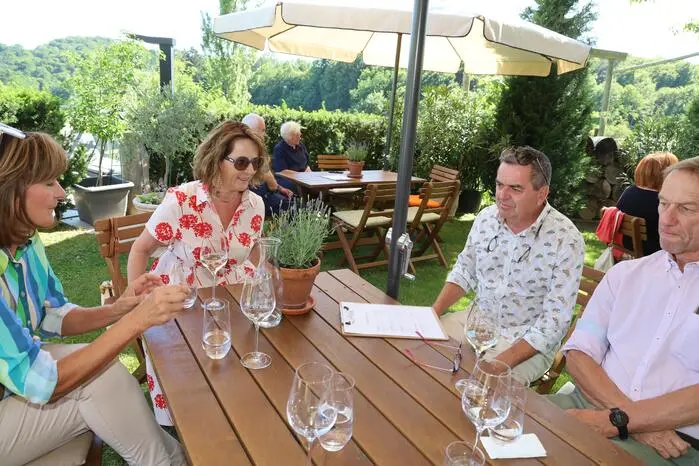 Bestes Wetter und feinster Wein. Es herrschte gute Stimmung im Gastgarten