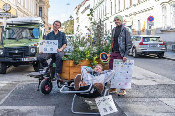 Parallel dazu fand der "Auto:frei:tag" in der Mandellstraße ein: Aktivisten hatten die Straße erneut für eine Mischung aus Demonstration und Fest gesperrt - und feierten das erste Jubiläum ihrer Aktion.