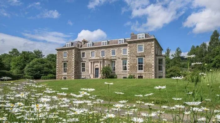 Das Ferienhausportal HomeAway empfiehlt den luxuriösen Landsitz in der Nähe der Stadt Selkirk in Schottland für zehn Reisende.