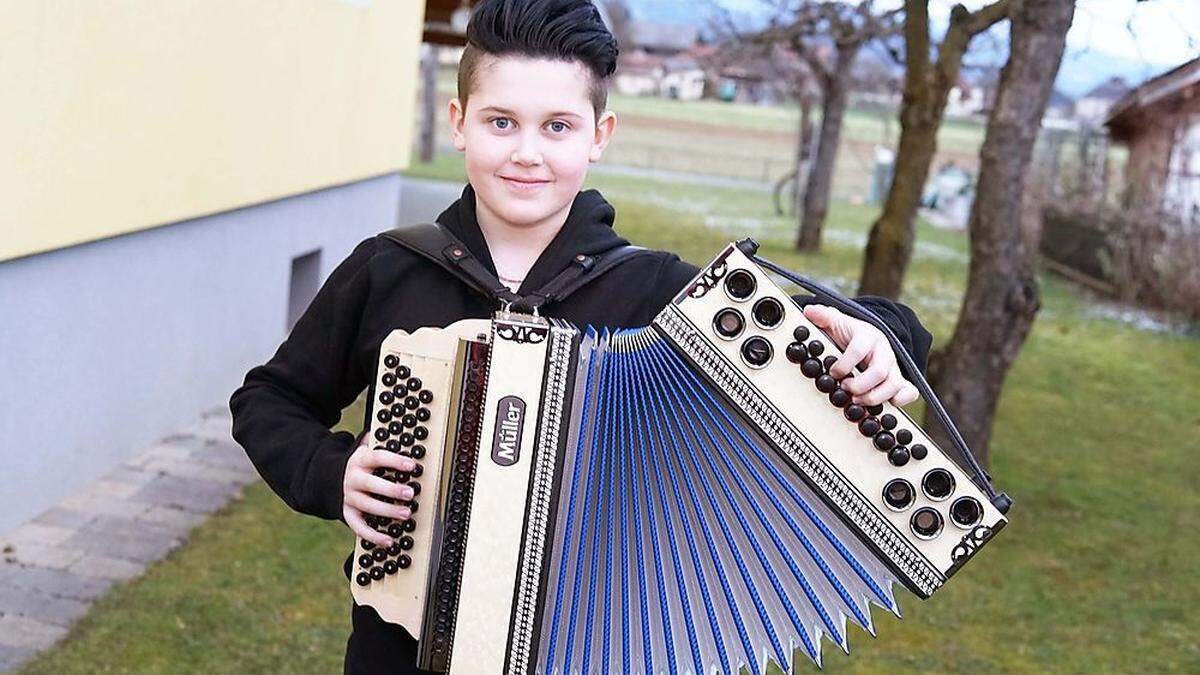 „Ich spiele zur Gaudi und möchte den Menschen Freude bereiten“, sagt Lukas Rakautz, der mit seiner steirischen Harmonika erfolgreich unterwegs ist