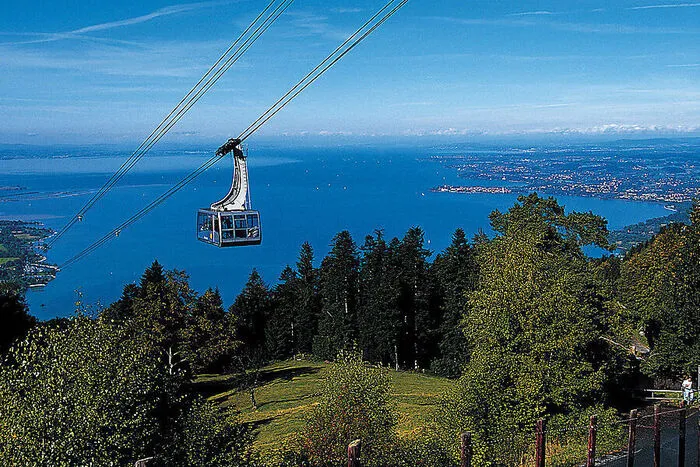 Der Pfänder. Der Hausberg von Bregenz ist der 1064 Meter hohe Pfänder. Von dort oben hat man einen unfassbaren Blick auf den Bodensee, das Dreiländereck und bei klarer Sicht auf mehr als 200 Berggipfel. Viele davon sind noch immer mit Schnee bedeckt. Der stilechte vorarlbergerische Weg nach oben: zu Fuß in Wanderschuhen oder auf dem Mountainbike. Bequemere Gemüter können auch mit der Pfänderbahn (täglich von acht bis 19 Uhr) hinauf schweben. Mit Kindern Pflicht: der Alpenwildpark. www.pfaender.at